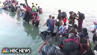 More than 1000 migrants cross USMexico border [upl. by Iow804]